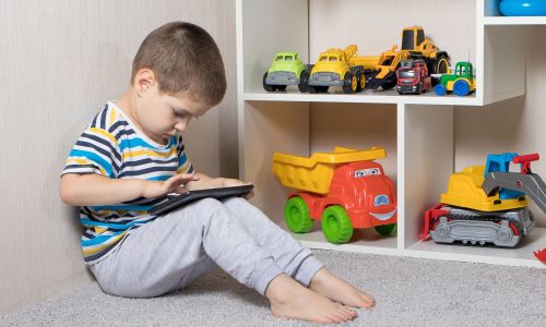 Η πρώιμη έκθεση σε οθόνες συνδέεται με άγχος και αργές αποφάσεις στην εφηβεία