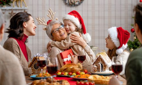 6 τρόποι να γιορτάσετε την Πρωτοχρονιά μαζί με τους παππούδες και τις γιαγιάδες