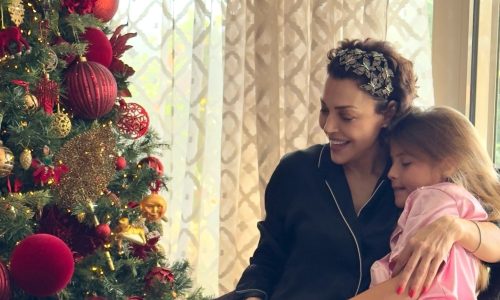 Σίσσυ Φειδά: Οι τρυφερές φωτογραφίες με την κόρη της κάτω από το χριστουγεννιάτικο δέντρο