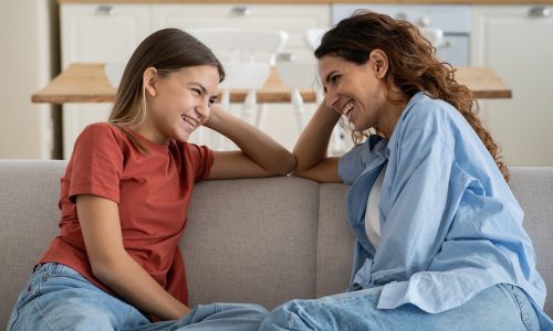 6 τρόποι για να ενισχύσεις τη σχέση με το παιδί σου στην εφηβεία