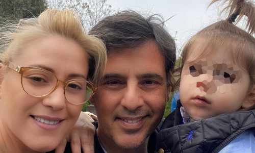 Γιώργος Λεμπέσης: Σπάνια φωτογραφία με τη σύζυγό του και τον γιο τους