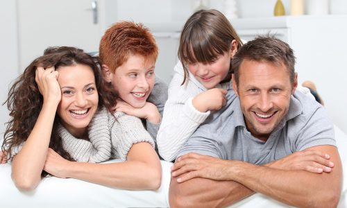 Ο χρυσός κανόνας γονεϊκότητας 5:1 που συνιστούν οι ειδικοί και πώς να τον εφαρμόσετε στο σπίτι