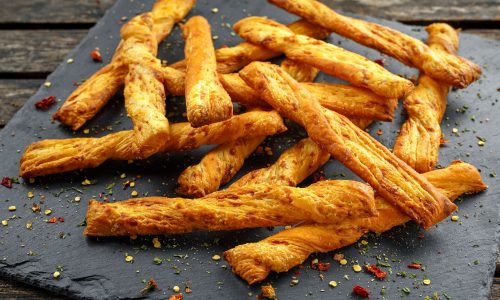 Τραγανά κριτσίνια σφολιάτας με τυρί - Έτοιμα σε 30 λεπτά