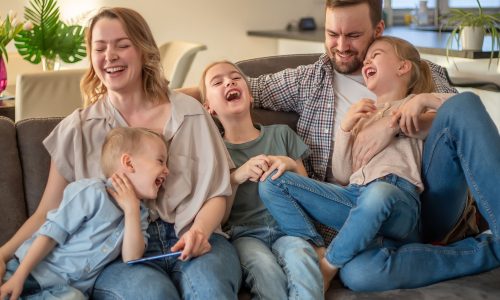 Πώς η γονεϊκότητα επηρεάζει την ψυχική υγεία των millennials, σύμφωνα με έρευνα