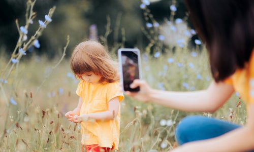 «Μαμά, κατέβασε τη φωτογραφία» - Τι έμαθα για τα όρια στα social media από την κόρη μου