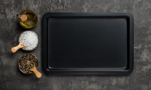 Μικρές καθημερινές συνήθειες που καταστρέφουν τα ταψιά σας