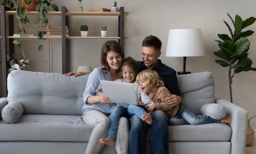 Η απρόσμενη διαφορά στον τρόπο ανατροφής παιδιών ανάμεσα στη Gen Z και τους Millennials