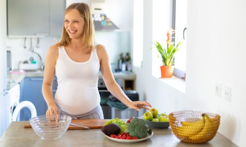 Πρώτο τρίμηνο εγκυμοσύνης: 5 τροφές και 4 συνήθειες που θα σας βοηθήσουν πραγματικά