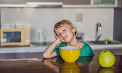 Το παιδί σου αρνείται το φαγητό; Μην του μαγειρεύεις κάτι άλλο, λένε οι ειδικοί
