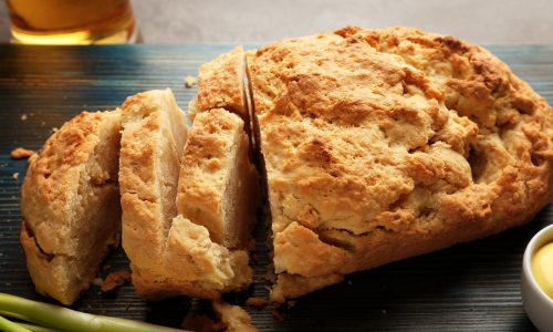 Ψωμί με μπίρα και τυρί cheddar: Το απόλυτο comfort food για την οικογένεια