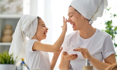 Skincare routine για μαμά και κόρη: Η σωστή φροντίδα του δέρματος σε κάθε ηλικία