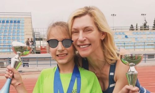 Η Ζέτα Δούκα και η κόρη της μας δείχνουν πώς να περνάμε δημιουργικό χρόνο μαζί στο σπίτι