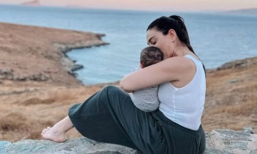 Ευρυδίκη Βαλαβάνη: Όταν η νυχτερινή βόλτα στο κρύο γίνεται λύση για τον ύπνο του μωρού