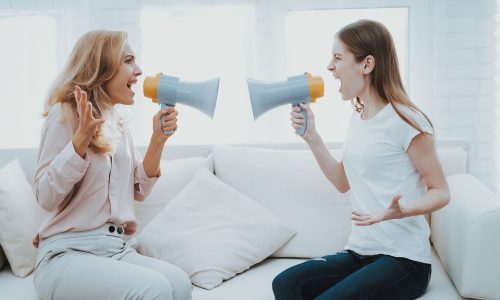 Γιατί δεν πρέπει να αμύνεστε όταν οι έφηβοι σας ασκούν κριτική