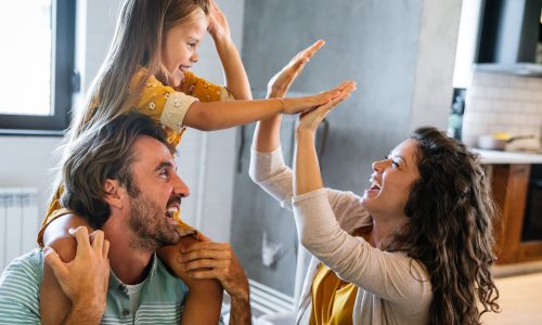 7 τρόποι που οι ευαίσθητοι γονείς συνδέονται με τα παιδιά τους