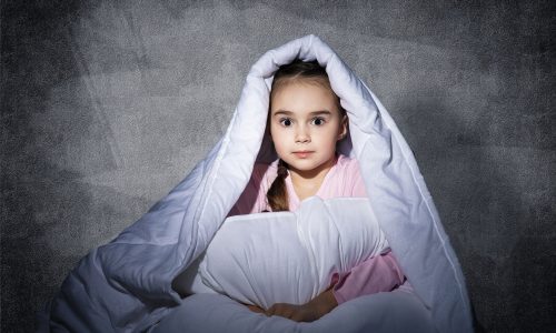 Είναι φυσιολογικό το παιδί να φοβάται το σκοτάδι και να είναι κολλημένο πάνω μου;