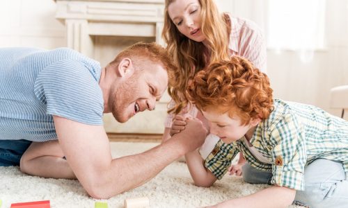 Η δεξιότητα - κλειδί που πρέπει να διδάσκουν οι γονείς στους γιους τους