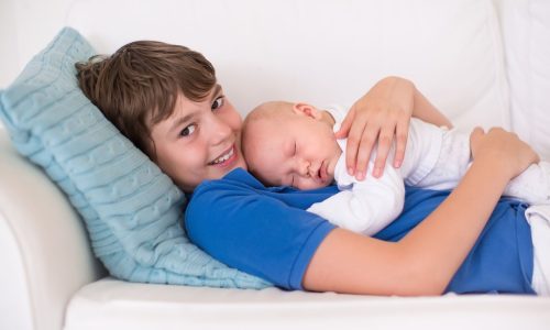 5 τρόποι με τους οποίους το να είσαι το μεγαλύτερο παιδί επηρεάζει τον τρόπο που γίνεσαι γονιός