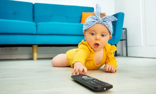 Αναρωτιέστε αν κάνει για τα παιδιά κάτω των 12 μηνών να δουν τηλεόραση;