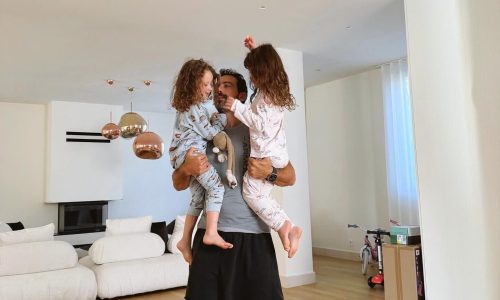 «Περιμένοντας την αστραπή»: Ο Σάκης Τανιμανίδης και οι κόρες του κάνουν τον φόβο τους παιχνίδι