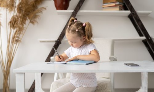 Εργασίες στο σπίτι: Πόσο χρόνο πρέπει να αφιερώνουν τα παιδιά του Δημοτικού;