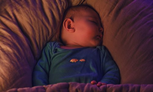 Να βάζω το μωρό να κοιμάται στο σκοτάδι ή με φωτάκι νυκτός;