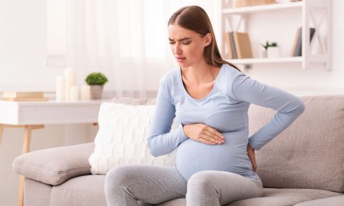 Πόνος στα πλευρά κατά τη διάρκεια της εγκυμοσύνης; Τι είναι φυσιολογικό και πότε να ανησυχήσεις