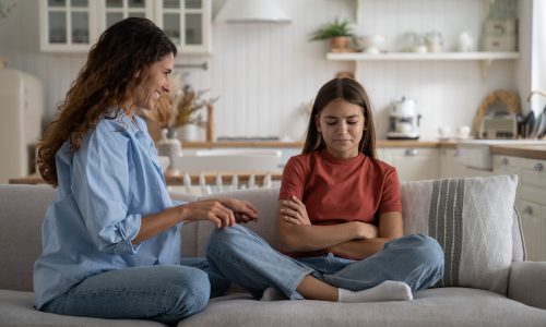 Τι χρειάζονται πραγματικά οι έφηβοι από τις μαμάδες τους — και δεν το λένε ποτέ