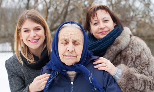 Όταν τα παιδιά φεύγουν και οι γονείς σου μεγαλώνουν: η σκληρή αλήθεια της μέσης ηλικίας
