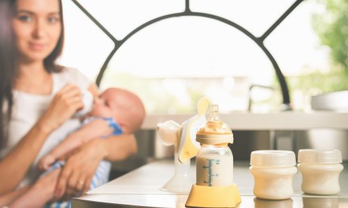 Άντληση μητρικού γάλακτος: Κάθε πόση ώρα πρέπει να βγάζω γάλα με το θήλαστρο;