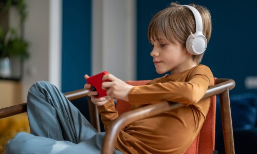 Εκπαιδευτικός προειδοποιεί: 5 σημάδια ότι το παιδί σου περνάει υπερβολικό χρόνο μπροστά στην οθόνη