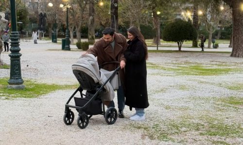 Μικρές στιγμές ευτυχίας: Ο Ανδρέας Γεωργίου και η Σιμώνη Χριστοδούλου βόλτα με την κόρη τους