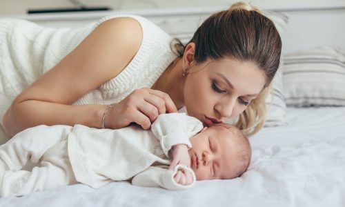 Γιατί η ξεκούραση μετά τον τοκετό είναι ιατρική ανάγκη και όχι πολυτέλεια