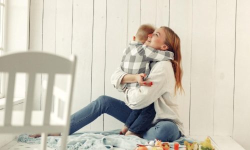 «Μαμά, πονάει ο λαιμός μου»: Τι σημαίνει και τι κάνουμε