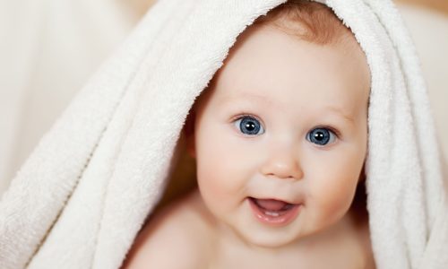 Γιατί τα μωρά βλέπουν θολά – και πώς αυτό βοηθά τον εγκέφαλό τους