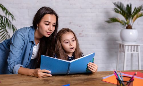 Πώς να βοηθήσω το παιδί μου να καλύψει τα κενά του στη μέση της σχολικής χρονιάς;