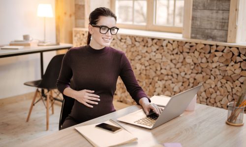 Υψηλή μυωπία και εγκυμοσύνη: Τι πρέπει να ξέρουν οι μέλλουσες μαμάδες για τον φυσιολογικό τοκετό