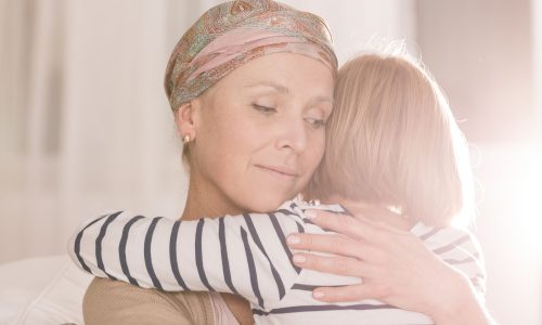 Πώς να μιλήσεις στο παιδί σου αν κάποιος στην οικογένεια νοσεί με καρκίνο (οδηγός ανά ηλικία)
