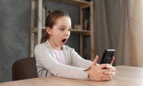 Δυσάρεστες ειδήσεις: Τις μοιραζόμαστε ή όχι με τα μικρά παιδιά;