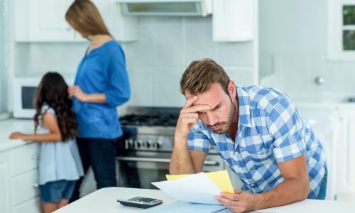 Γονείς υπό πίεση: Πώς το κόστος φροντίδας των παιδιών επηρεάζει την ψυχική τους υγεία