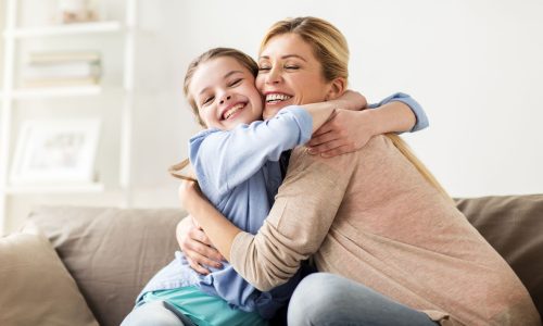 Πότε ξεκινά η εφηβεία στα κορίτσια; Όσα πρέπει να γνωρίζουν οι γονείς