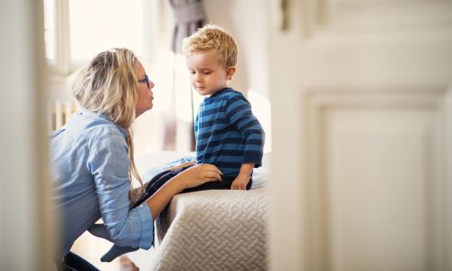 Γιατί τα παιδιά 3–4 ετών σας αγνοούν και πώς να τα αντιμετωπίσετε με ψυχραιμία