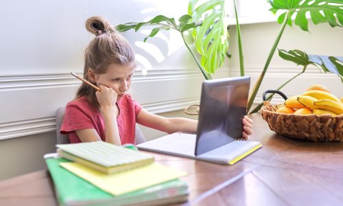 Η επίδραση της τεχνολογίας στη γλώσσα: Πώς αλλάζει τον τρόπο που μιλούν και γράφουν τα παιδιά