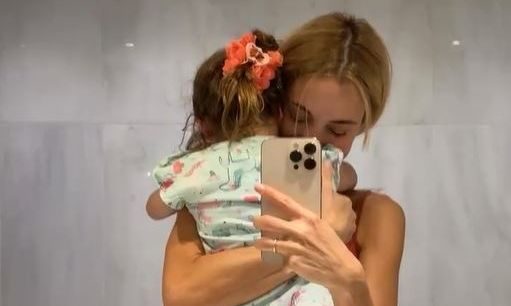 Δούκισσα Νομικού: «Η μικρή μου γοργόνα » - Η υπέροχη φώτο της Αναστασίας με τεράστιο ροζ καπέλο