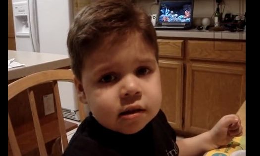 Κι όμως! Δείτε για ποιο λόγο συμπαθεί ο μικρός τη μαμά του! (βίντεο)