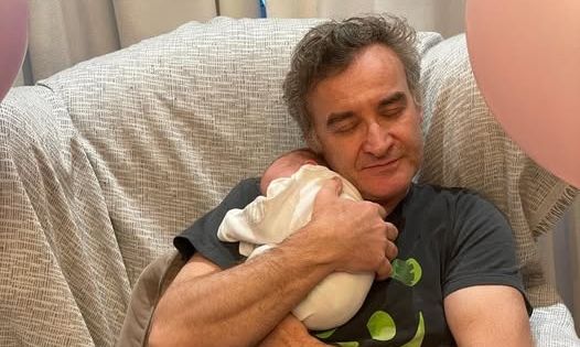 Νίκος Ορφανός για την κόρη του: «Χαιρόμασταν και κλαίγαμε με κάθε 10 γραμμάρια που έπαιρνε»