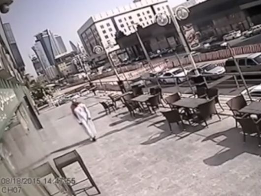 Γλίτωσε από θαύμα! Περπατούσε στο δρόμο όταν συνέβη κάτι απίστευτο! (video)