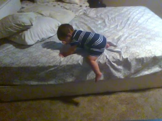 Πανέξυπνο! Δείτε τι σκαρφίστηκε αυτός ο μπόμπιρας όταν τα βρήκε σκούρα! (video)