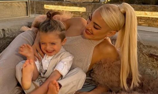 Η Ιωάννα Τούνη και ο μικρός Πάρης σε μια... διαφορετική φωτογράφιση