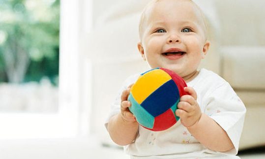 Το παιχνίδι που θα ευχαριστηθεί ένα μωρό είναι αυτή η σπυρωτή μπάλα
